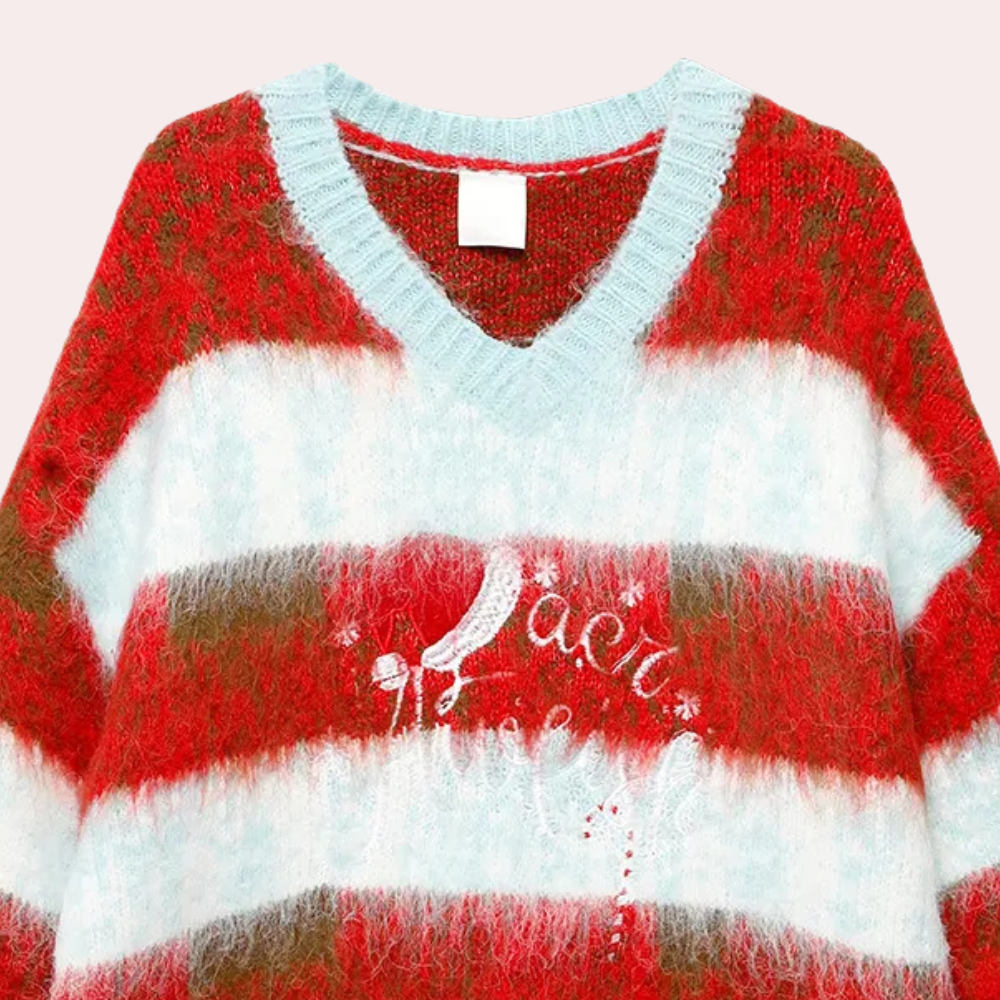Rood-wit gestreepte trui met V-hals, pluizige textuur en geborduurde tekst. Modieuze dameskleding, warme wintertrui, trendy design.