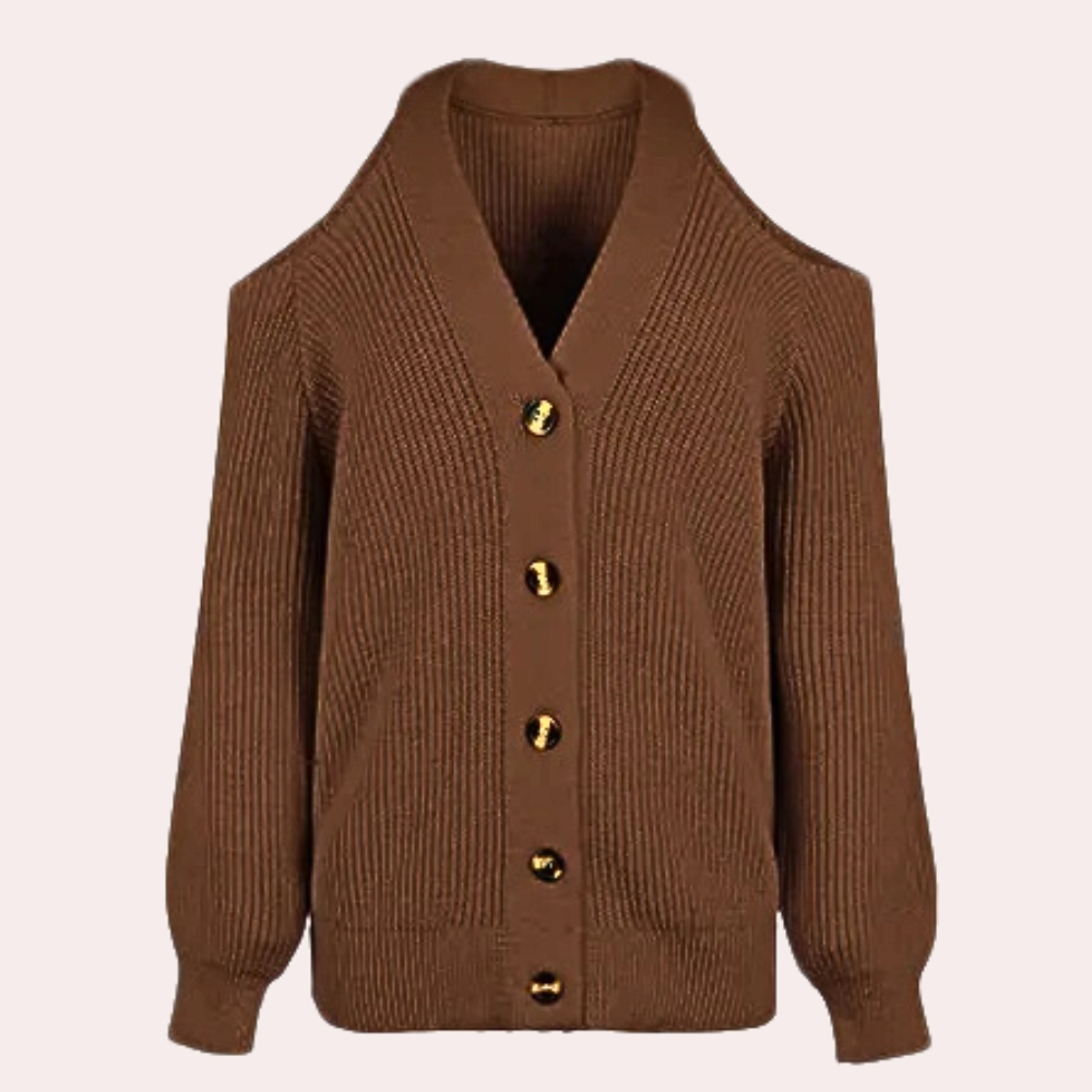 Bruine gebreide damestrui met open schouders en gouden knopen, modieuze herfstkleding, comfortabele en stijlvolle damesmode.