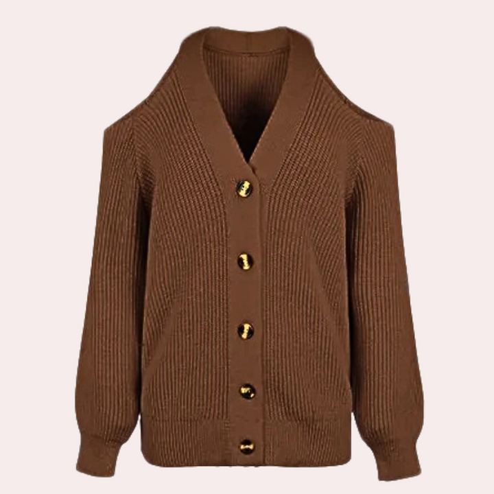 Bruine gebreide damestrui met open schouders en gouden knopen, modieuze herfstkleding, comfortabele en stijlvolle damesmode.