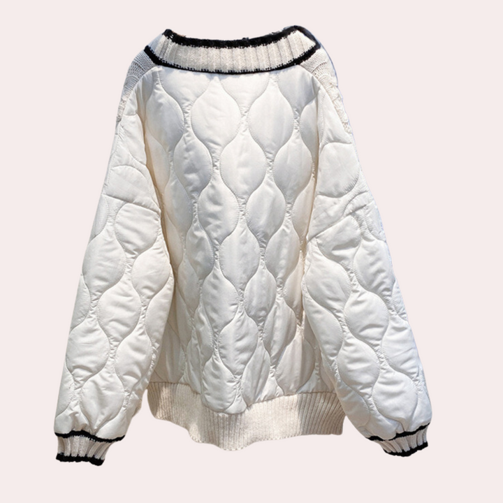 Witte gewatteerde trui met zwarte boorden, oversized pasvorm, modieuze winterkleding, uniseks design, comfortabele en warme stof.