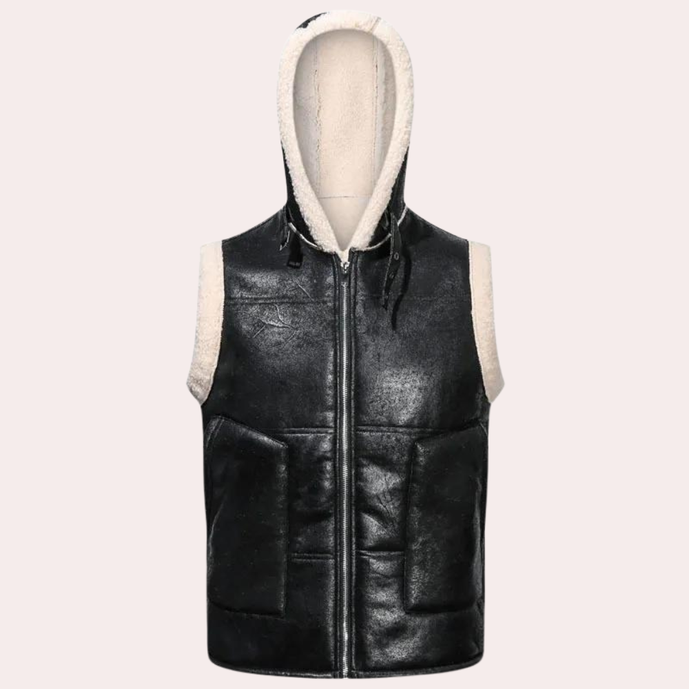 Zwarte leren bodywarmer met capuchon, gevoerd met witte fleece. Stijlvolle herenvest, winterkleding, warme buitenkleding, modieuze gilet.
