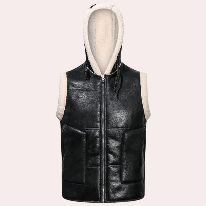 Zwarte leren bodywarmer met capuchon, gevoerd met witte fleece. Stijlvolle herenvest, winterkleding, warme buitenkleding, modieuze gilet.