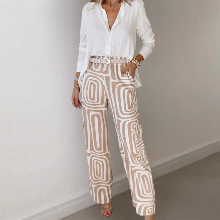 Damesoutfit met witte blouse en beige geometrische printbroek, stijlvolle mode, trendy kleding voor vrouwen, elegante casual look.