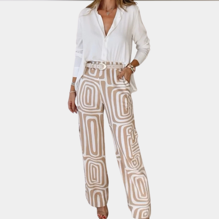 Damesoutfit met witte blouse en beige geometrische printbroek, stijlvolle mode, trendy dameskleding, elegante look, modieuze outfit.