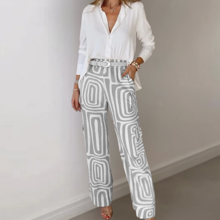 Damesoutfit met witte blouse en grijze geometrische printbroek, stijlvolle mode voor vrouwen, trendy kleding, elegante dameskleding.