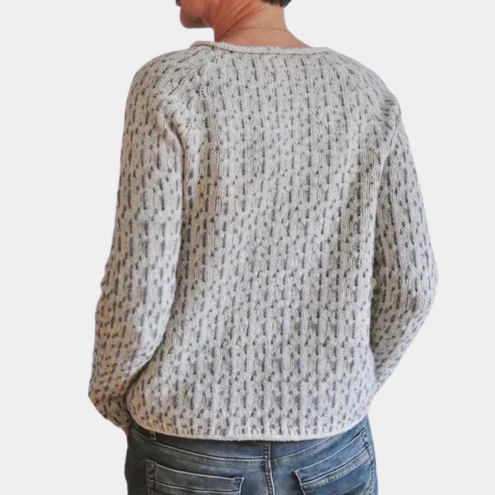 Grijze damestrui met patroon, gebreid van wol, gedragen door model. Comfortabele en stijlvolle wintermode. Perfect voor casual outfits.