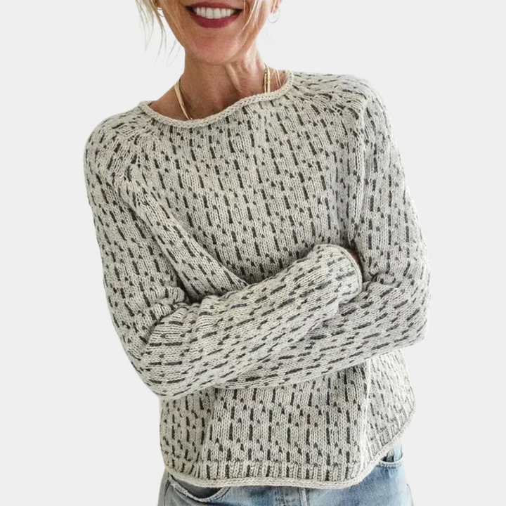 Damestrui met grijs-wit gebreid patroon, lange mouwen en ronde hals. Perfect voor casual en stijlvolle winteroutfits. Comfortabele pasvorm.