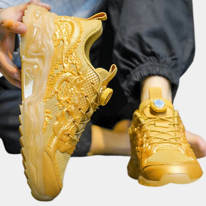 Gouden sneakers met drakenpatroon, ademend mesh, comfortabele zool, trendy design, perfect voor casual en sportieve outfits.