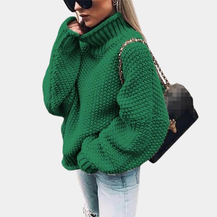 Vrouw in groene gebreide trui met col, draagt een zwarte tas en zonnebril. Modieuze dameskleding, warme wintertrui, casual stijl.