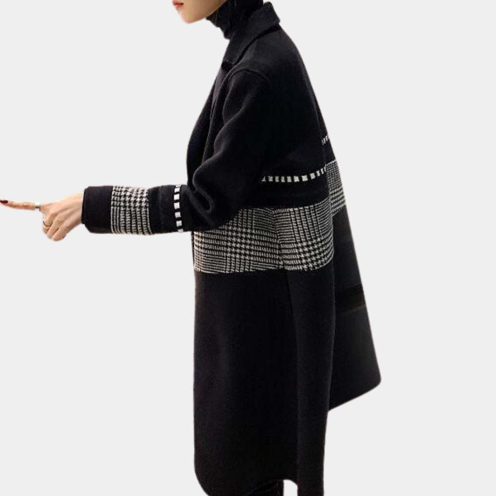 Zwarte damesjas met geruite details, lange mouwen en hoge kraag. Modieuze winterkleding, elegant design, geschikt voor koude seizoenen.