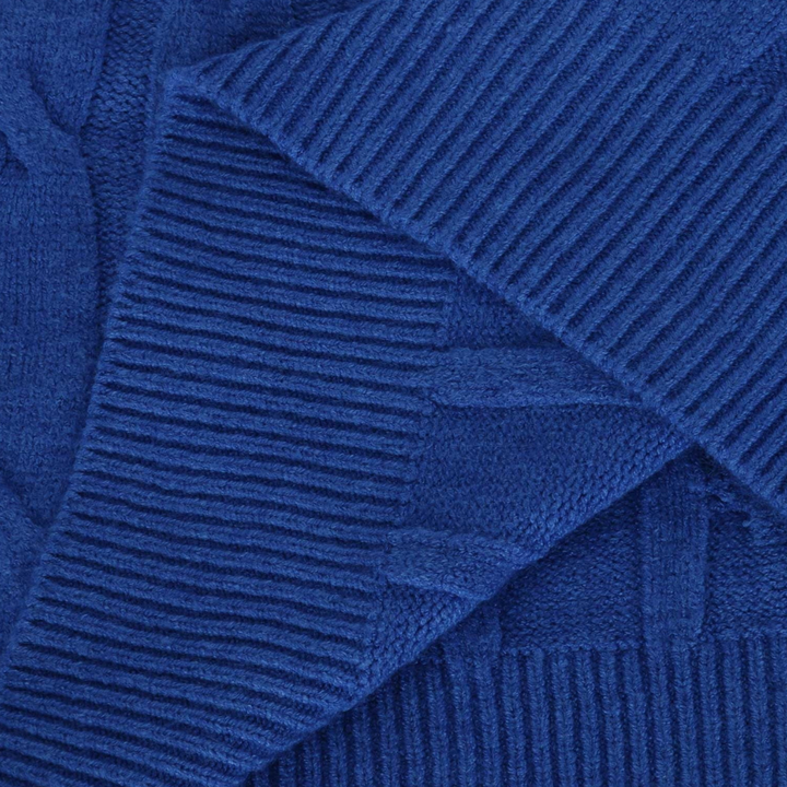 Blauwe gebreide trui textuur, close-up van ribbelpatroon en kabelbreisel. Zachte wol, wintermode, comfortabele kleding.