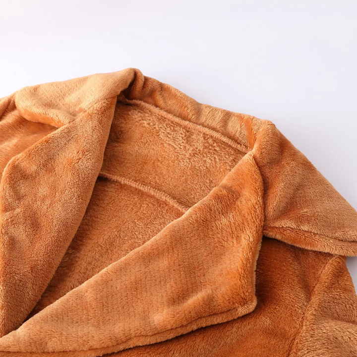Pluche bruine teddyjas met brede kraag, zachte textuur en warme uitstraling. Perfect voor herfst- en wintermode. Stijlvolle damesjas.
