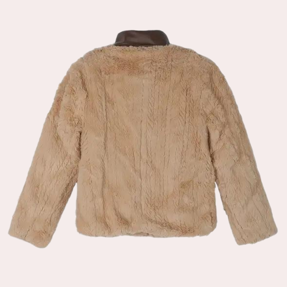 Beige faux fur jas met bruine kraag, achterkant. Stijlvolle winterjas voor dames, warm en modieus. Perfect voor koude seizoenen.