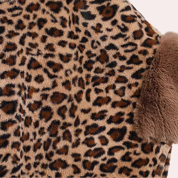 Luipaardprint bontjas met bruine en zwarte vlekken, zachte textuur, trendy modeaccessoire, close-up detail, winterkleding.