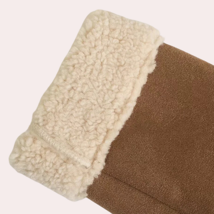 Bruine fleecehandschoen met witte, zachte sherpa voering, ideaal voor wintermode en koude weersomstandigheden. Comfortabel en stijlvol accessoire.