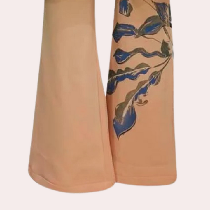 Beige damesbroek met blauwe bloemenprint, wijde pijpen. Klassieke driedelige set, modieuze dameskleding, elegante stijl.