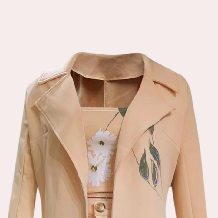 Driedelige dames set in beige met bloemenprint, bestaande uit een jas, top en rok. Elegante damesmode, perfect voor zakelijke en casual gelegenheden.