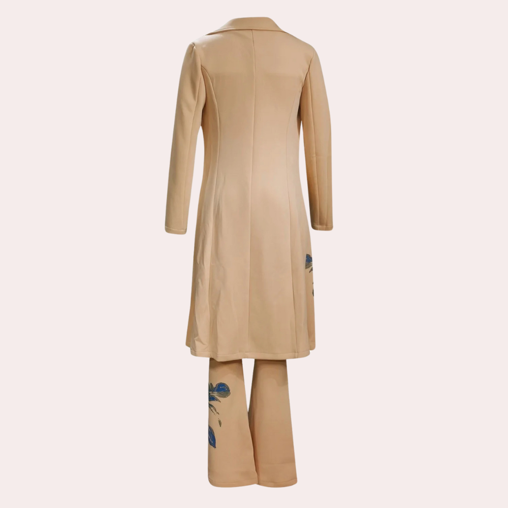 Klassieke dames driedelige set, beige met blauwe bloemenprint, lange jas en wijde broek. Perfect voor elegante en stijlvolle gelegenheden.