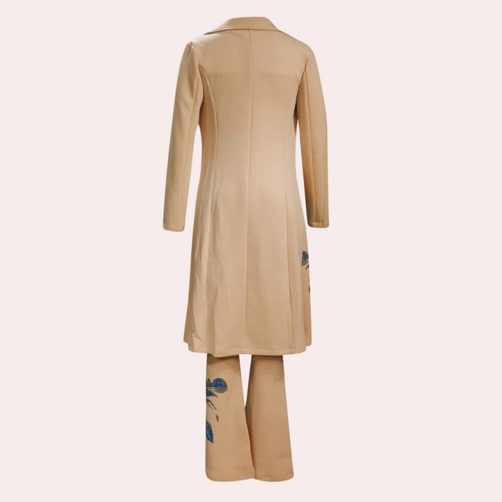 Klassieke dames driedelige set, beige met blauwe bloemenprint, lange jas en wijde broek. Perfect voor elegante en stijlvolle gelegenheden.
