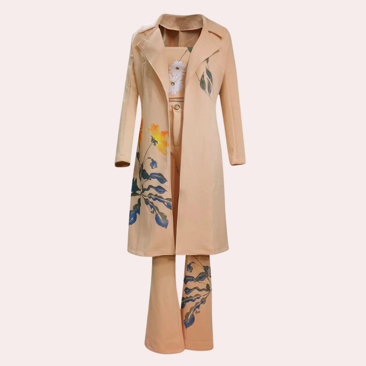 Driedelige damesoutfit in beige met bloemenprint, bestaande uit een lange jas, top en broek. Perfect voor stijlvolle, elegante gelegenheden.