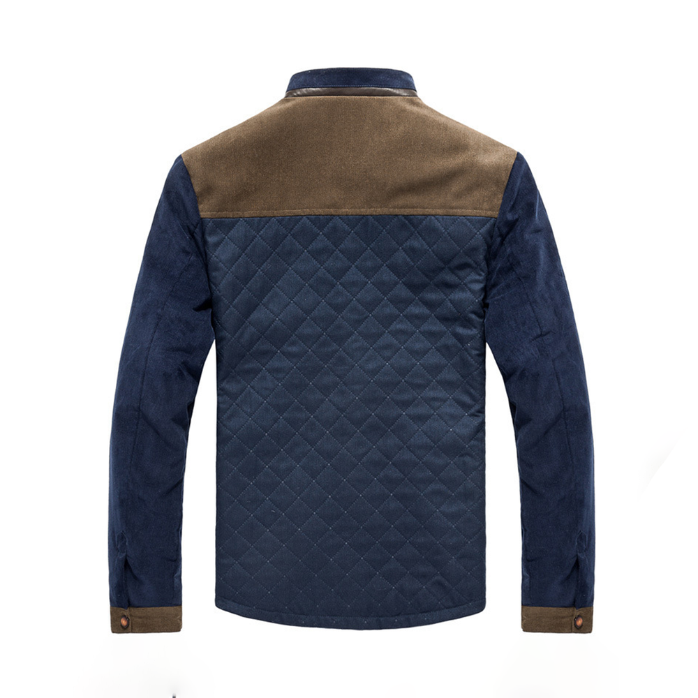 Blauwe heren zomerjas met bruine schouderstukken, gewatteerd ruitpatroon, lange mouwen en knoopsluiting. Stijlvolle en comfortabele jas voor heren.