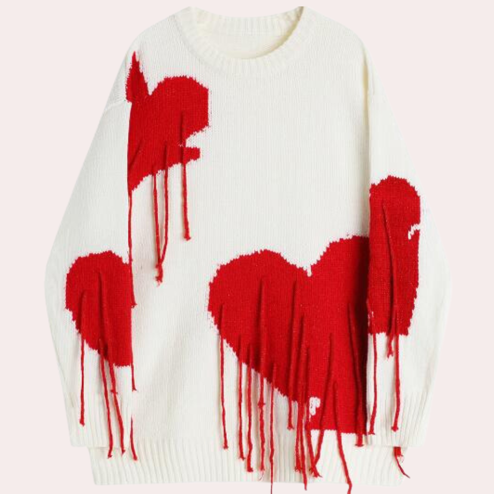 Witte trui met rode hartpatronen en franjes, trendy damesmode, gebreide sweater, romantisch design, casual winterkleding.