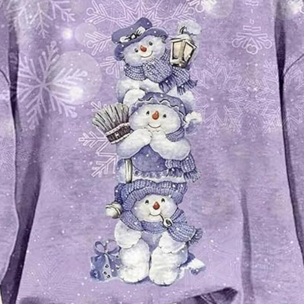 Drie schattige sneeuwpoppen in paarse winterkleding, gestapeld op elkaar, met sneeuwvlokken op een paarse achtergrond. Perfect voor winterdecoratie.