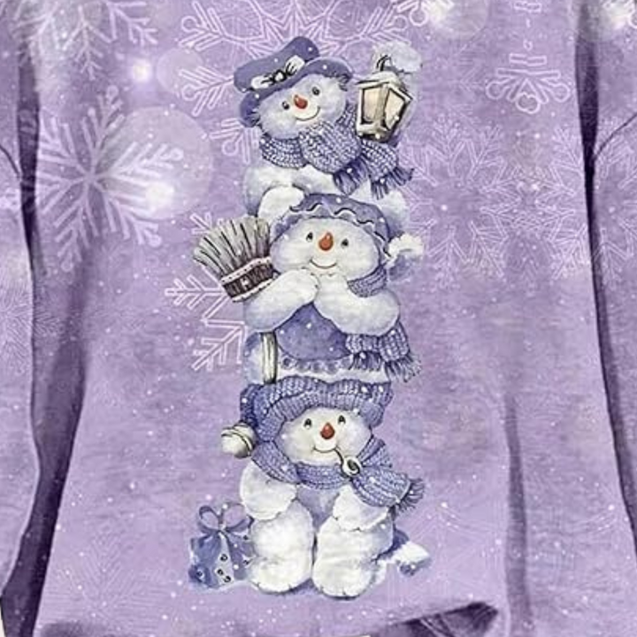 Drie schattige sneeuwpoppen in paarse winterkleding, gestapeld op elkaar, met sneeuwvlokken op een paarse achtergrond. Perfect voor winterdecoratie.