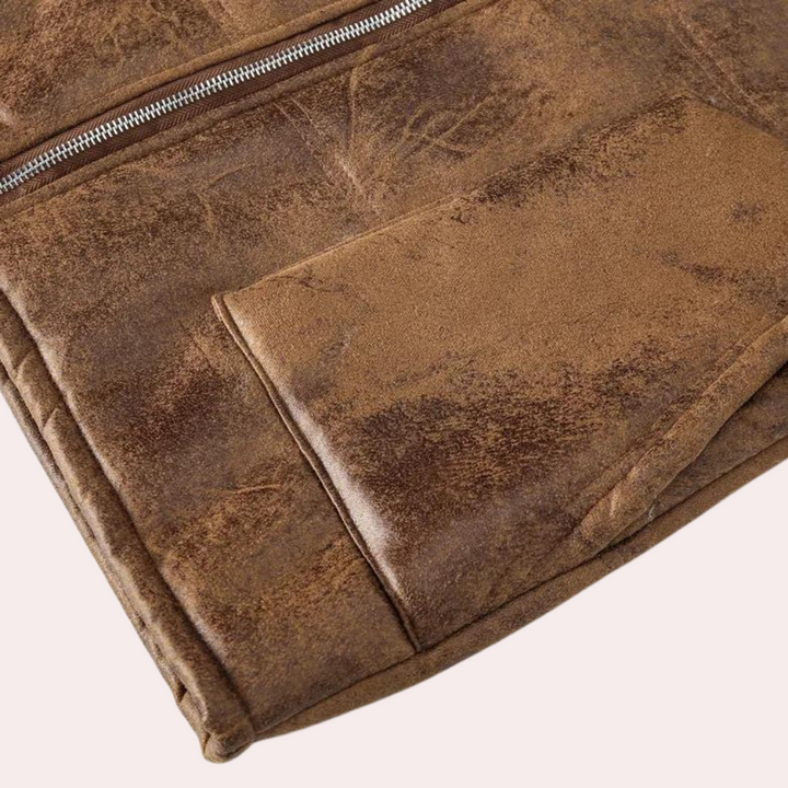 Bruine leren jas met rits en zak, vintage stijl, close-up. Perfect voor herfstmode, duurzame kleding, heren- en dameskleding.