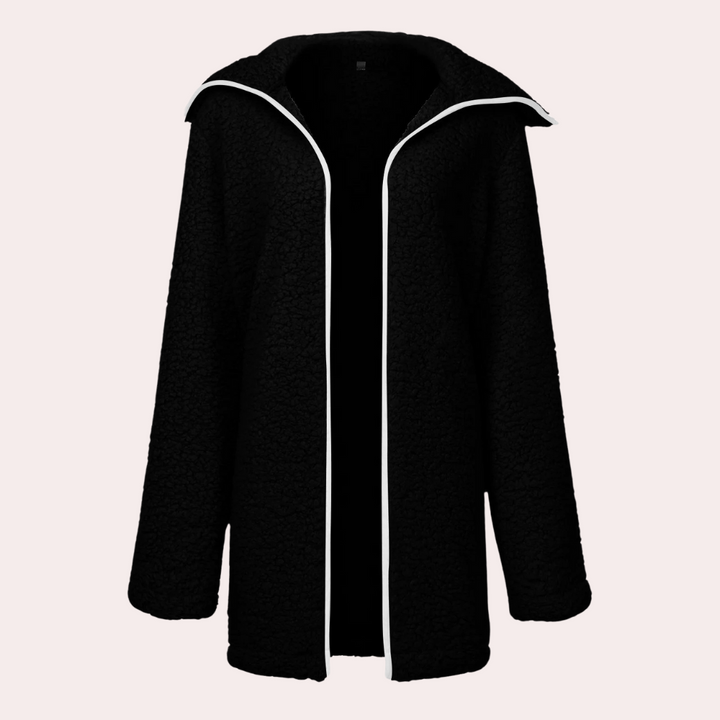 Zwarte fleece jas met witte bies, open voorkant, lange mouwen. Stijlvolle winterjas voor dames, warme en comfortabele buitenkleding.