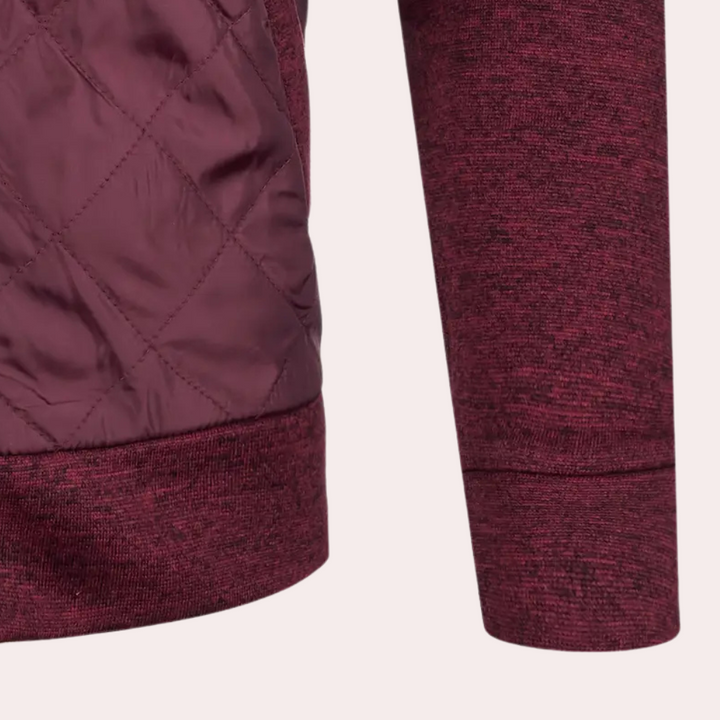 Bordeauxrode gewatteerde jas met ruitpatroon, lange mouwen en geribde boorden. Stijlvolle winterjas voor heren, ideaal voor koude dagen.