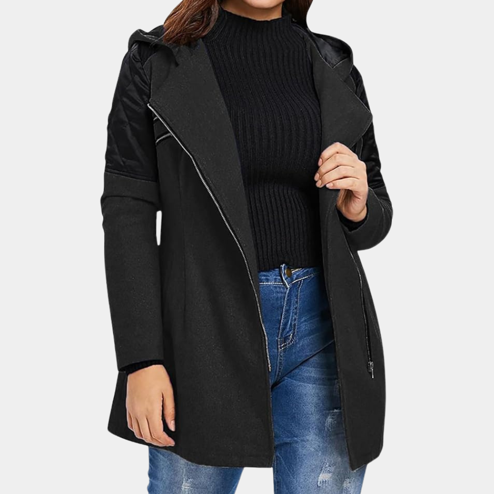 Vrouw in zwarte winterjas met capuchon, geribbelde trui en blauwe jeans. Modieuze dameskleding, herfst-winter stijl, casual outfit.