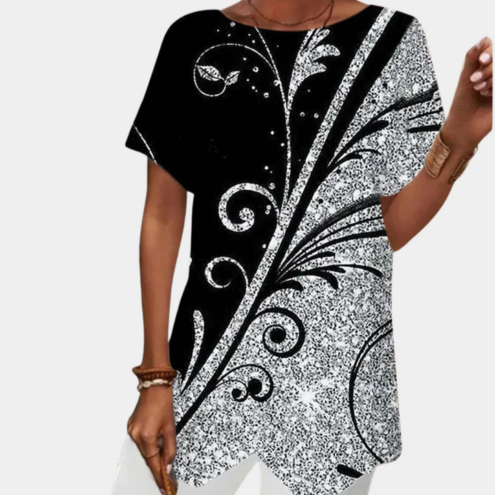Zwart-witte damesjurk met asymmetrisch geometrisch patroon, korte mouwen en sierlijke krullen. Perfect voor casual en stijlvolle gelegenheden.