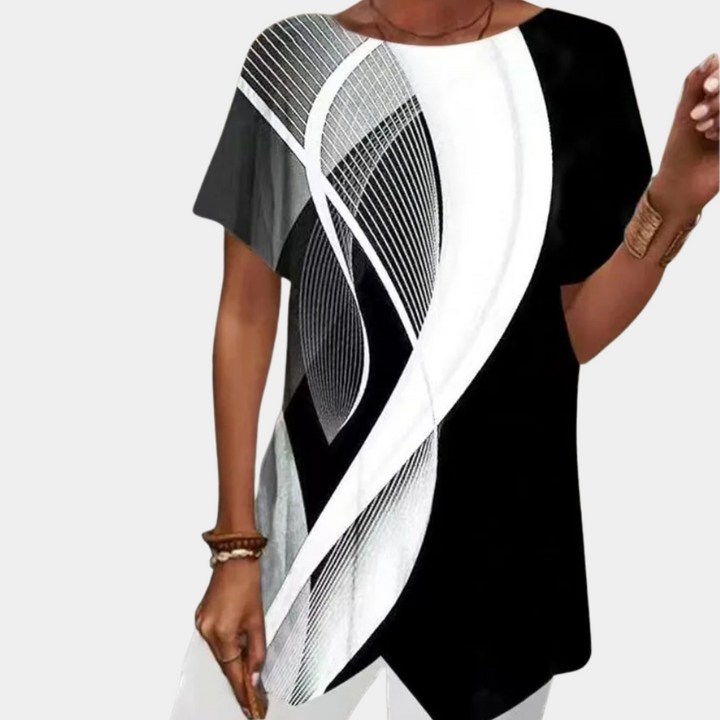 Damesjurk in geometrische stijl met zwart-wit abstract patroon, korte mouwen en asymmetrische zoom. Perfect voor moderne, stijlvolle outfits.