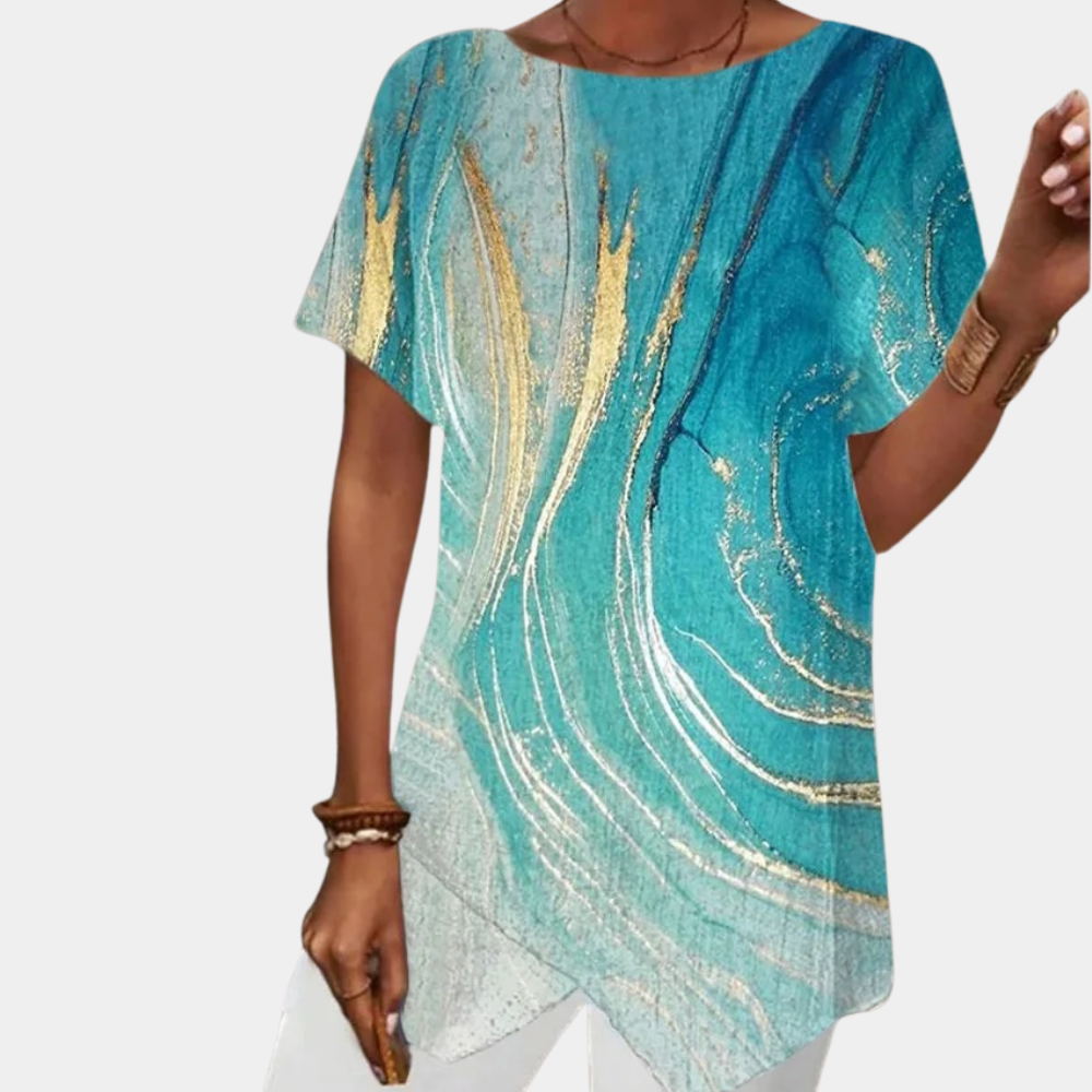 Damesjurk in geometrische stijl met abstracte blauwe en gouden patronen, korte mouwen en asymmetrische zoom. Perfect voor casual zomeroutfits.