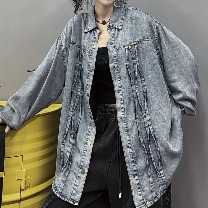 Oversized grijze spijkerjas voor dames, casual streetwear stijl, met knoopsluiting en lange mouwen, perfect voor modieuze herfstoutfits.
