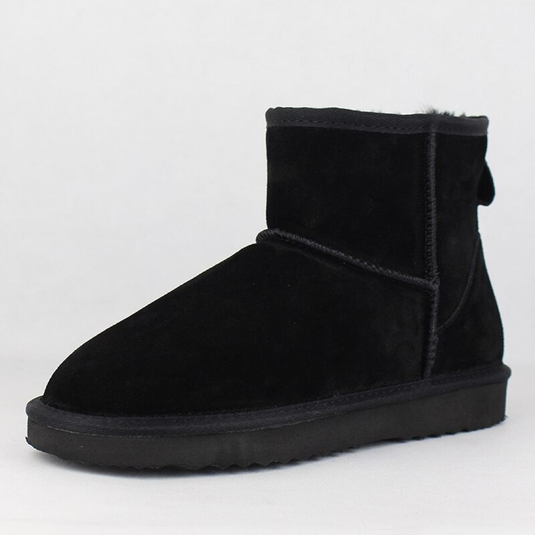 Zwarte winterlaars van suède met bontvoering, platte zool en enkelhoogte. Perfect voor koude dagen. Comfortabele en stijlvolle dameslaars.