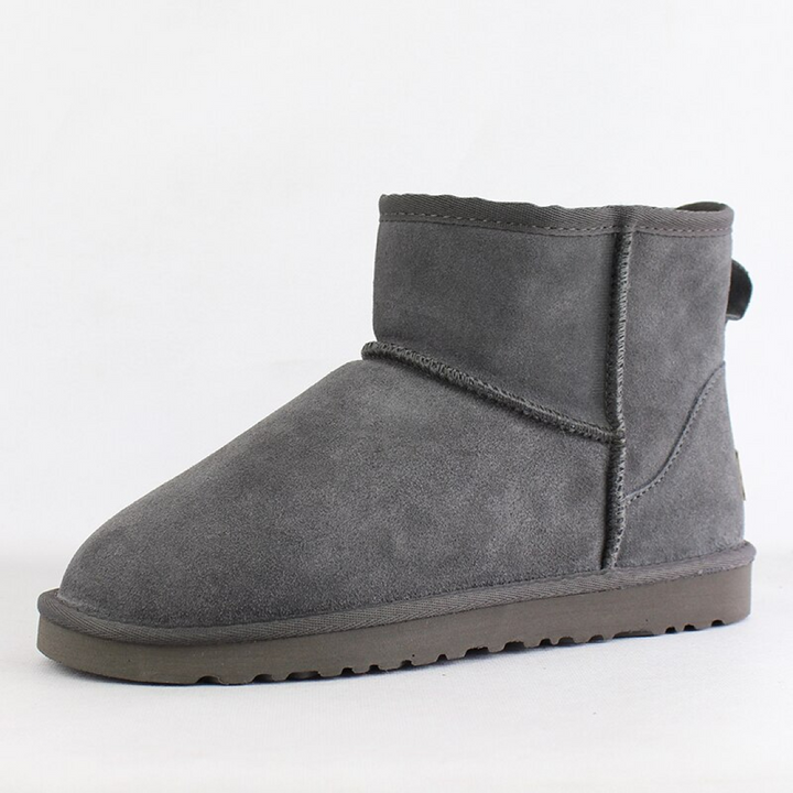 Grijze suède winterlaars met platte zool en warme voering, ideaal voor koude seizoenen. Comfortabele en stijlvolle dameslaars voor dagelijks gebruik.