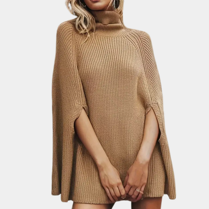 Vrouw in beige gebreide poncho-trui met col, modieuze herfstkleding, casual damesmode, comfortabele en stijlvolle outfit voor koud weer.