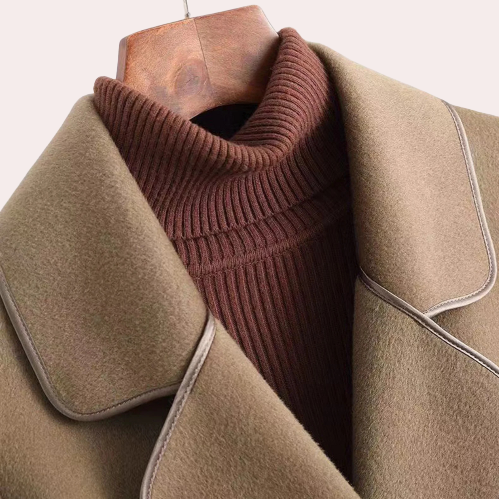 Bruine coltrui onder beige wollen jas op houten hanger, stijlvolle herfstmode, warme kleding, hoogwaardige materialen, modetrend 2023.