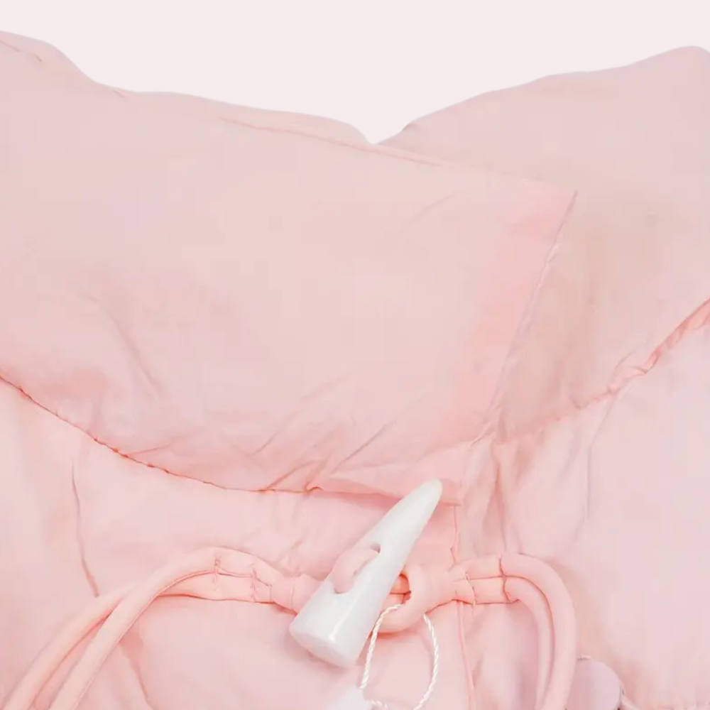 Roze gewatteerde jas met capuchon en trekkoordsluiting, ideaal voor wintermode. Comfortabele en stijlvolle dameskleding.