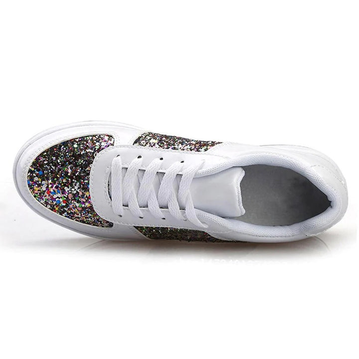Witte sneaker met glitters, bovenaanzicht. Modieuze damesschoen, ideaal voor casual en feestelijke outfits. Comfortabele en trendy sportschoen.