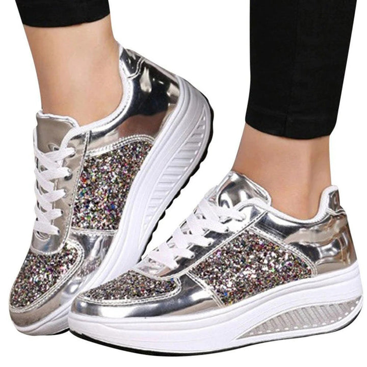 Zilveren sneakers met glinsterende pailletten, dikke zool en witte veters. Modieuze damesschoenen, trendy en comfortabel voor dagelijks gebruik.