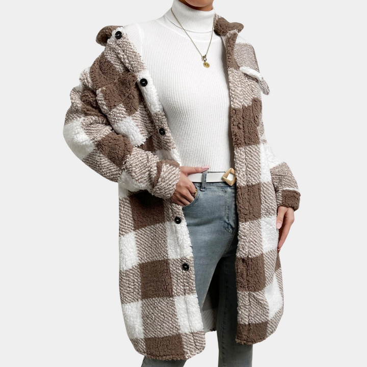 Dames geruite teddyjas in bruin en wit, met knopen en capuchon. Modieuze winterjas, ideaal voor casual en warme outfits.