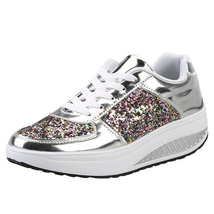 Glanzende zilveren sneaker met kleurrijke glitters, witte veters en dikke zool. Modieuze damesschoen, ideaal voor casual en sportieve outfits.