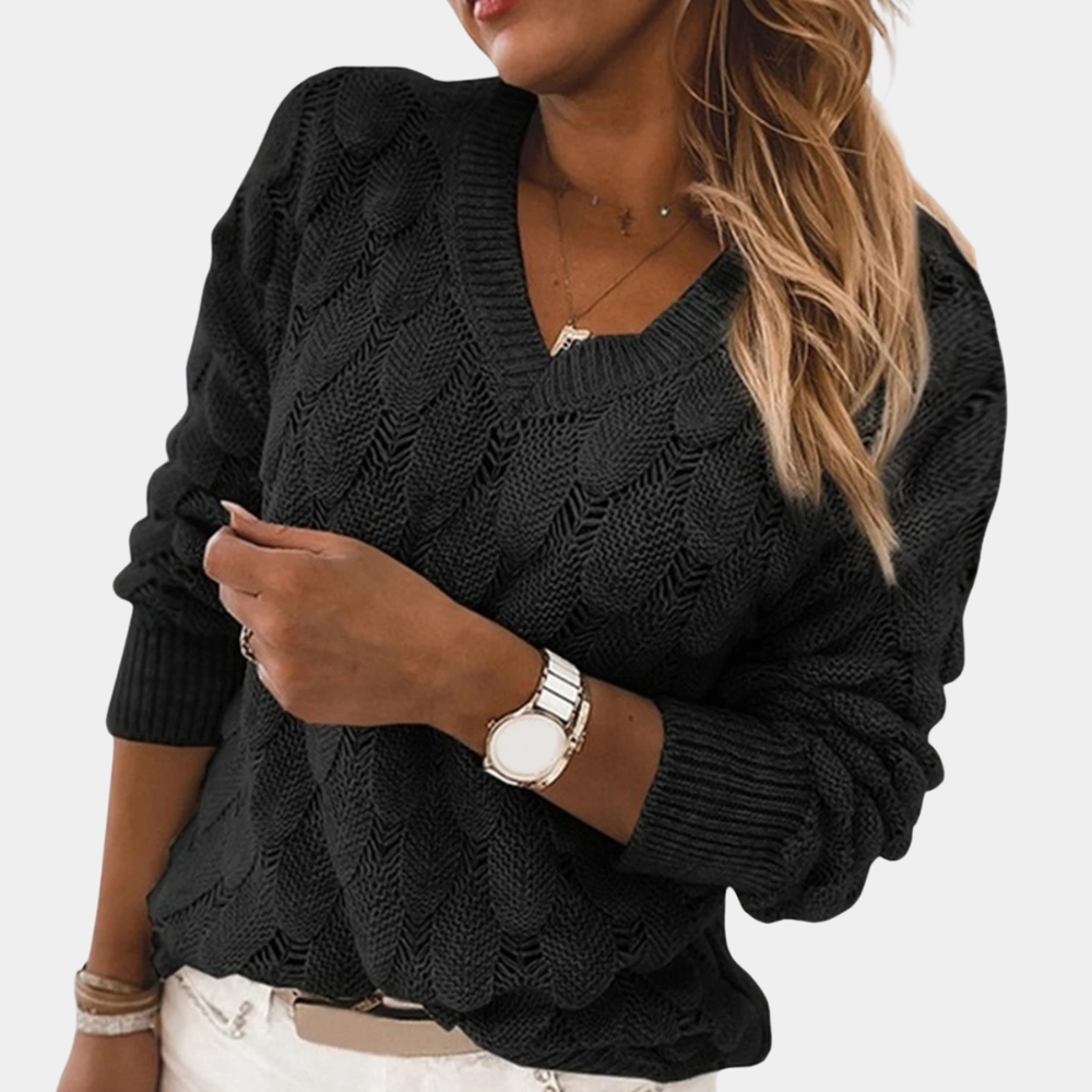 Zwarte gebreide damestrui met V-hals, gedragen door vrouw. Modieuze herfstkleding, comfortabele pasvorm, ideaal voor casual en stijlvolle outfits.