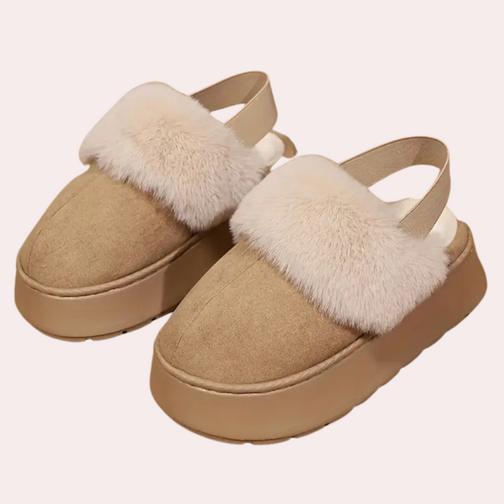 Beige dames pantoffels met dikke zool en zachte, pluizige voering. Comfortabele winterse slippers, ideaal voor thuisgebruik.
