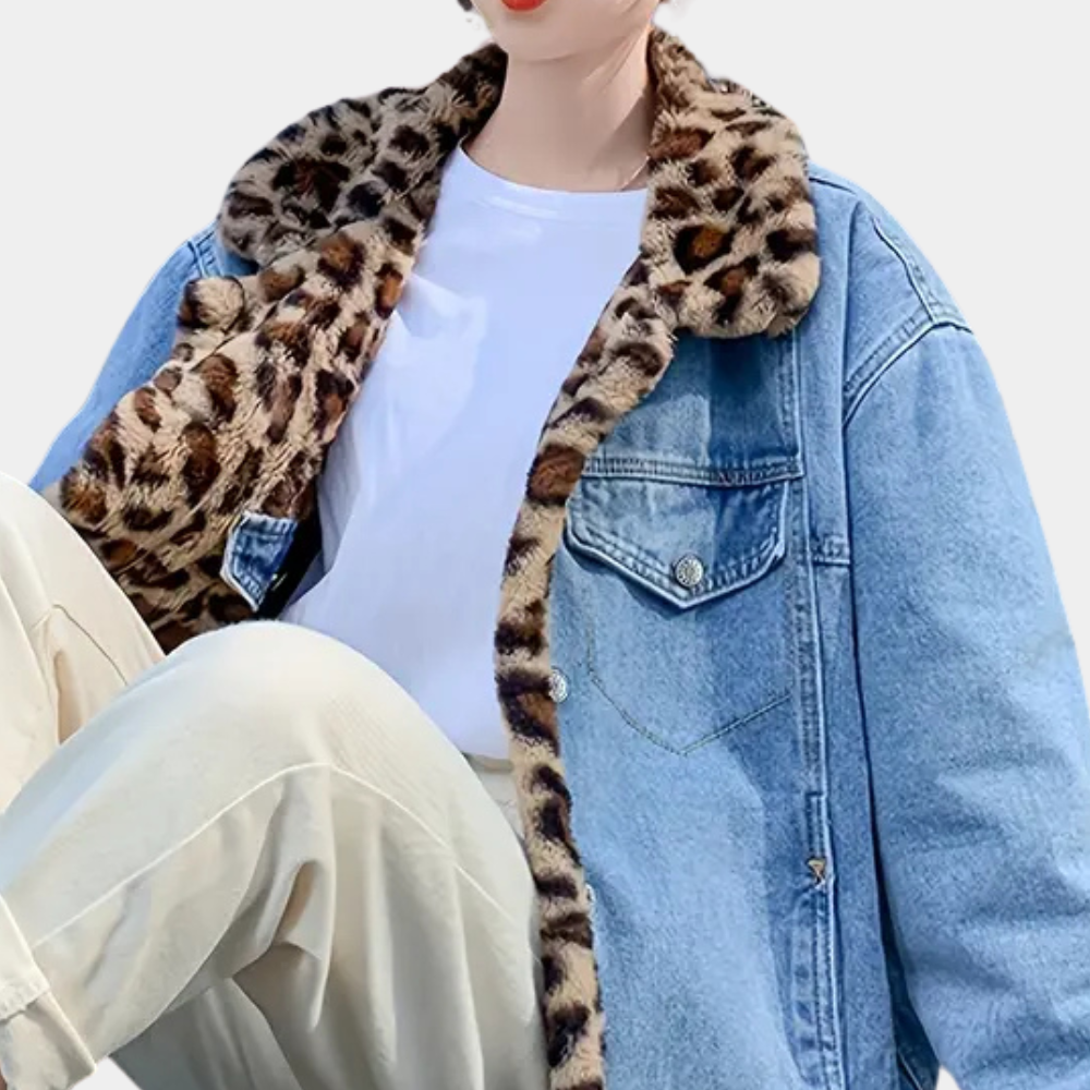 Vrouw in oversized denim jas met luipaardprint kraag, witte T-shirt en beige broek. Modieuze streetwear outfit, trendy herfstkleding.