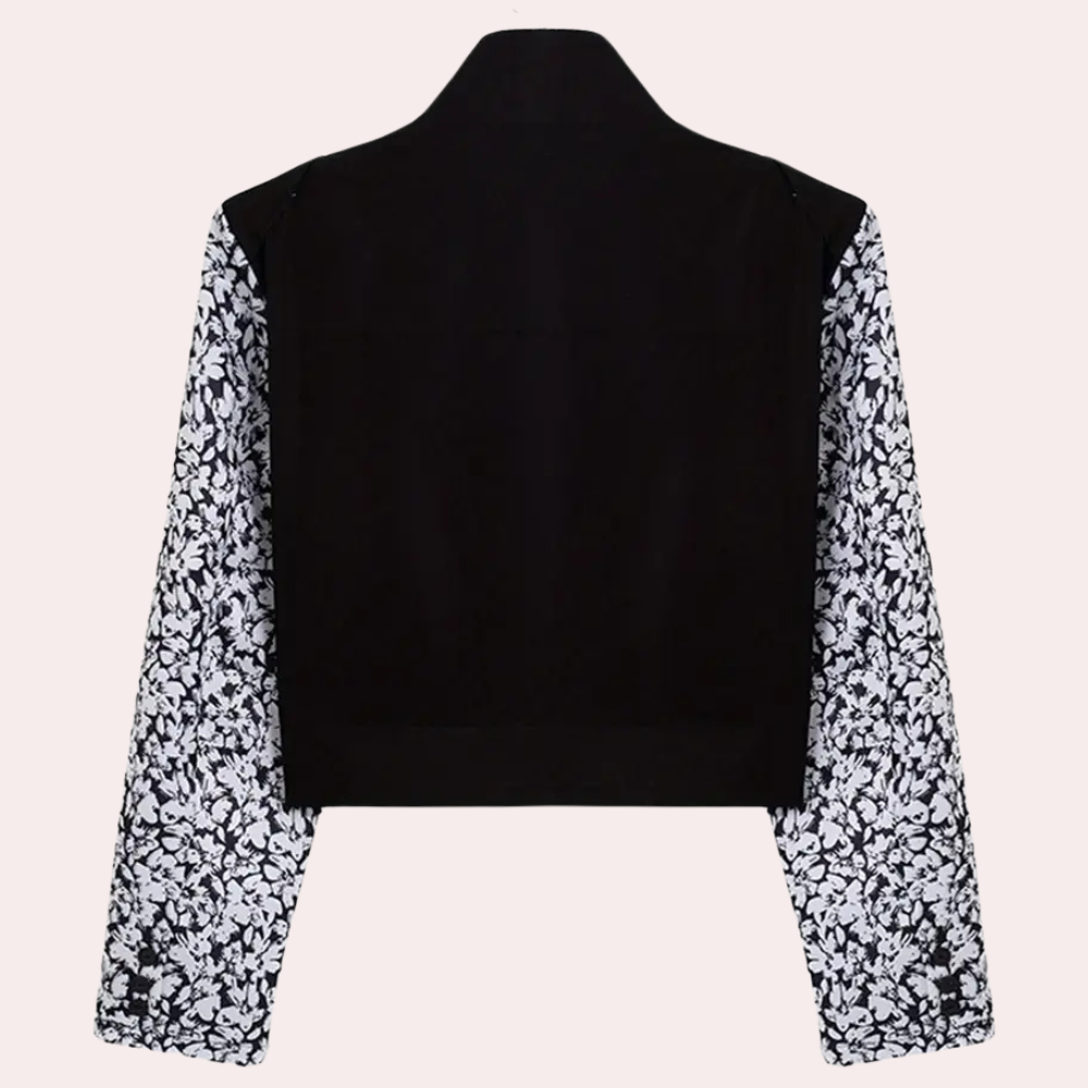 Zwarte blazer met lange mouwen en wit bloemenpatroon, stijlvolle damesmode, elegante kleding, trendy design, geschikt voor formele gelegenheden.