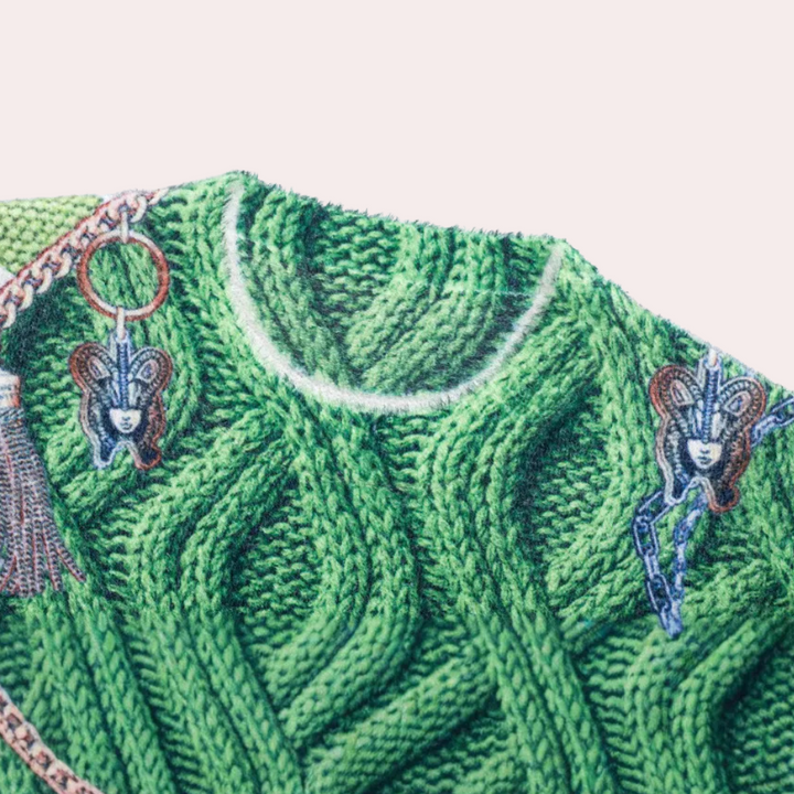 Groene gebreide trui met kabelpatroon, versierd met metalen muisjes en sleutelhanger. Perfect voor herfstmode en casual outfits.